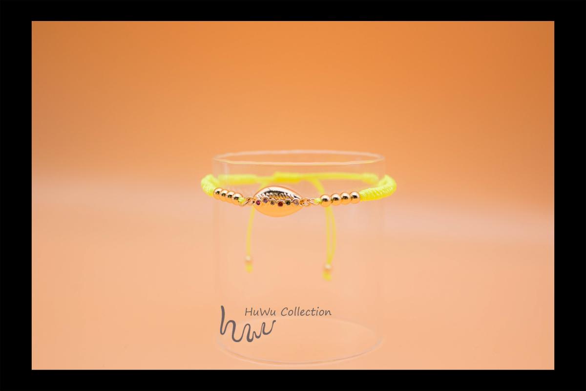 Bracelet in Iridescent Green Yellow Braided with Golden Beads and Zirconia Sea Shell Unique Boho Style from HuWu Design
Bracelet in Iridescent Green Yellow Braided with Golden Beads and Zirconia Sea Shell Unique Boho Style from HuWu Design