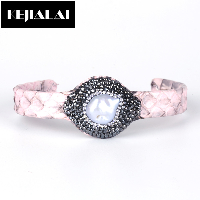 KEJIALAI Bohemian Style Pattern Leather Shell Fashion Jewelry Fresh Water Pearl Charm with Rhinestone Women Gift
KEJIALAI Bohemian Style Pattern Leather Shell Fashion Jewelry Fresh Water Pearl Charm with Rhinestone Women Gift