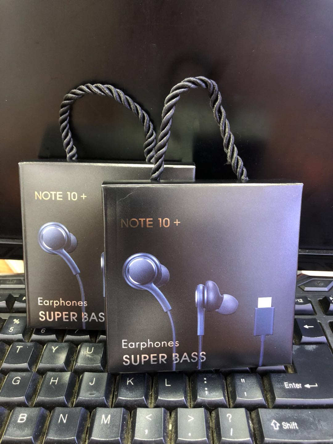 Samsung Galaxy Note 10+ S20 Ultra Type C Earphones In-ear Wired Mic Volume Control USB-C Headset for A90 A80 Note10 pro With package
Samsung Galaxy Note 10+ S20 Ultra Type C Earphones In-ear Wired Mic Volume Control USB-C Headset for A90 A80 Note10 pro With package