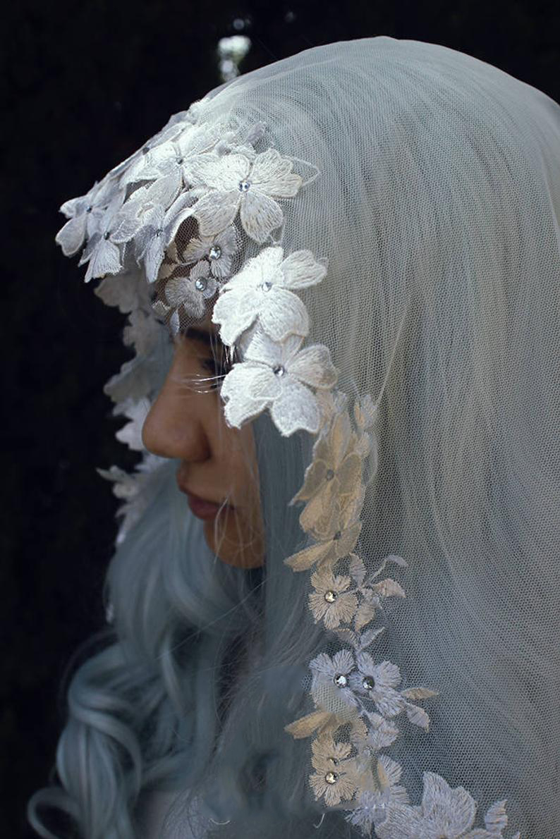 Wraps & Jackets Cheap Bridal Manteau White Tulle with Lace Appliqued Sweep Length Bridal Special Party Banquet Wrap Wedding Bride Cape