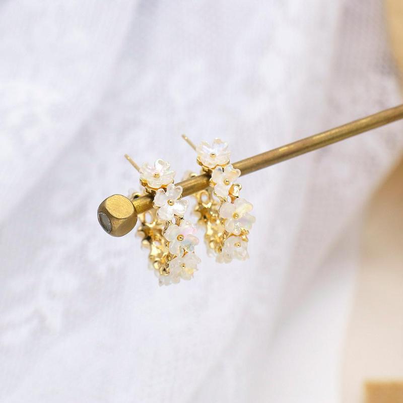 AENSOA 2020 Korean Elegant Cute Shell Flower Hoop Earrings For Women New Arrive Geometric Circle Boucle d'oreille Sweet Jewelry
AENSOA 2020 Korean Elegant Cute Shell Flower Hoop Earrings For Women New Arrive Geometric Circle Boucle d'oreille Sweet Jewelry