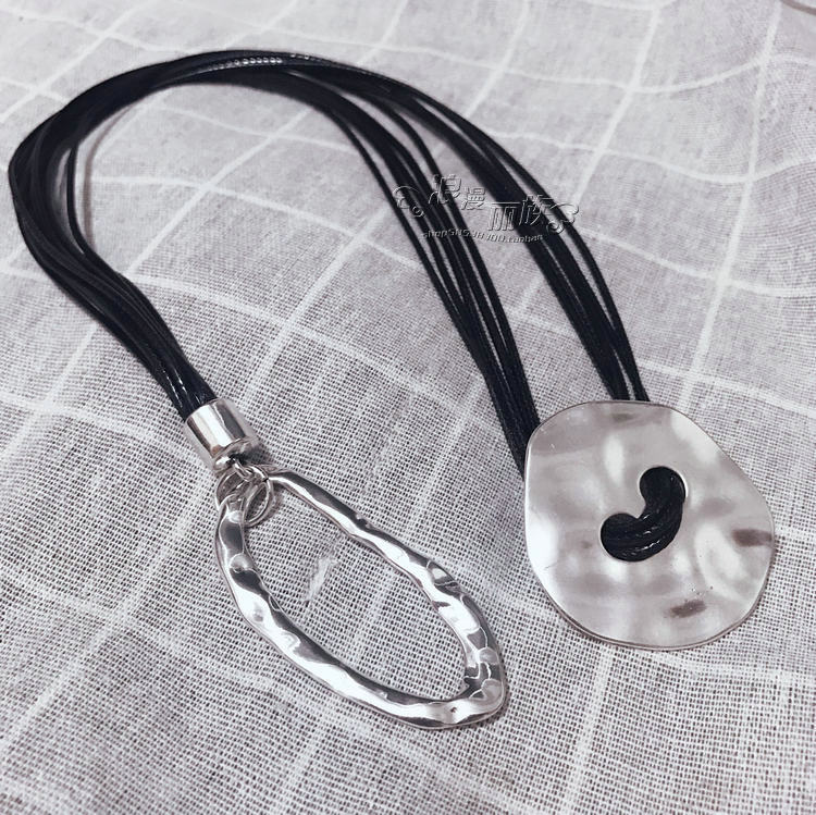 leather rope short necklace fashion retro temperament lady clavicle chain dress accessories neck chain pendant
leather rope short necklace fashion retro temperament lady clavicle chain dress accessories neck chain pendant