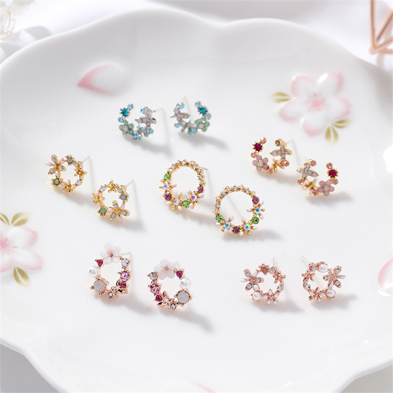 New Design Colorful Rhinestone Wreath Stud Earrings For Women Sweet Flower Shell Small Circle Ear Jewelry Gift
New Design Colorful Rhinestone Wreath Stud Earrings For Women Sweet Flower Shell Small Circle Ear Jewelry Gift