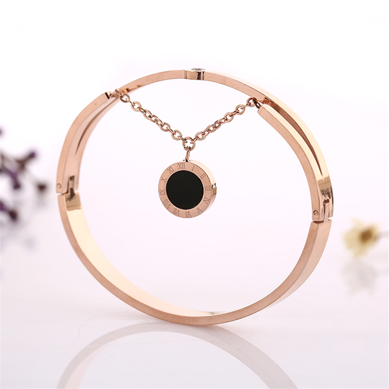 ZRM Charming Circular Pendant Bracelet for Fashionable Women's Gathering and Shopping Jewelry
ZRM Charming Circular Pendant Bracelet for Fashionable Women's Gathering and Shopping Jewelry