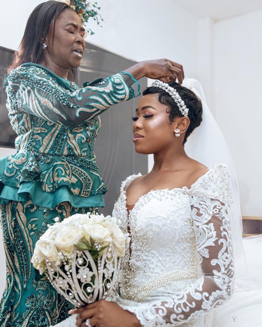 2020 Plus Size Arabic Aso Ebi Luxurious Crystals Lace Wedding Dresses Mermaid Long Sleeves Bridal Dresses Vintage Wedding Gowns ZJ954