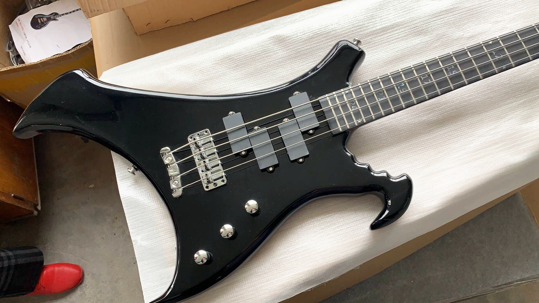 4 strings Black Electric Bass Ebony Fretboard Electric Bass New arrival Chrome Hardware China Made Bass
4 strings Black Electric Bass Ebony Fretboard Electric Bass New arrival Chrome Hardware China Made Bass