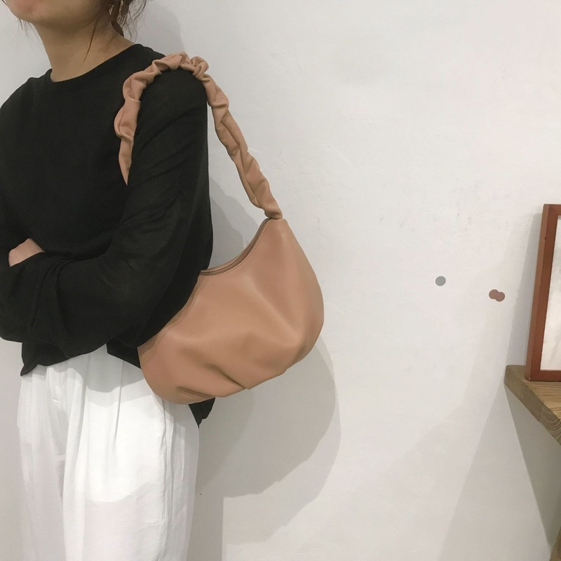 Bag Female 2020 New Red Pleat Pack Shoulder Bag Niche Design Underarm Package, Black
Bag Female 2020 New Red Pleat Pack Shoulder Bag Niche Design Underarm Package, Black