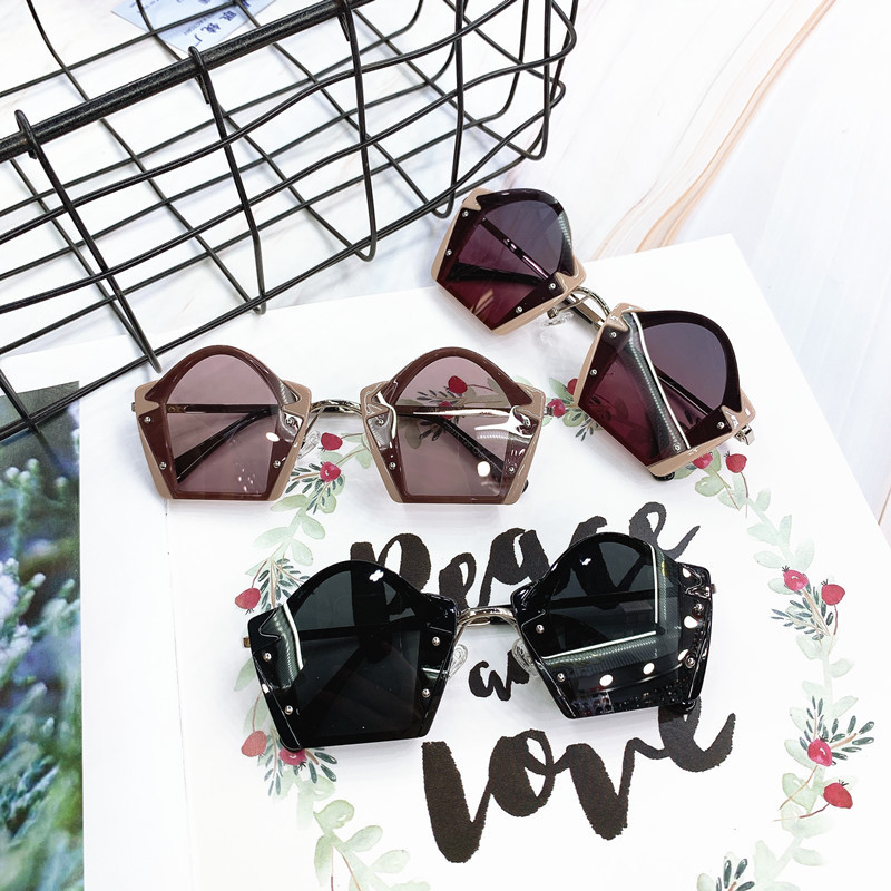 The new nail suit m children polarizing sunglasses T20311 resin tong street snap wholesale sunglasses glasses
The new nail suit m children polarizing sunglasses T20311 resin tong street snap wholesale sunglasses glasses