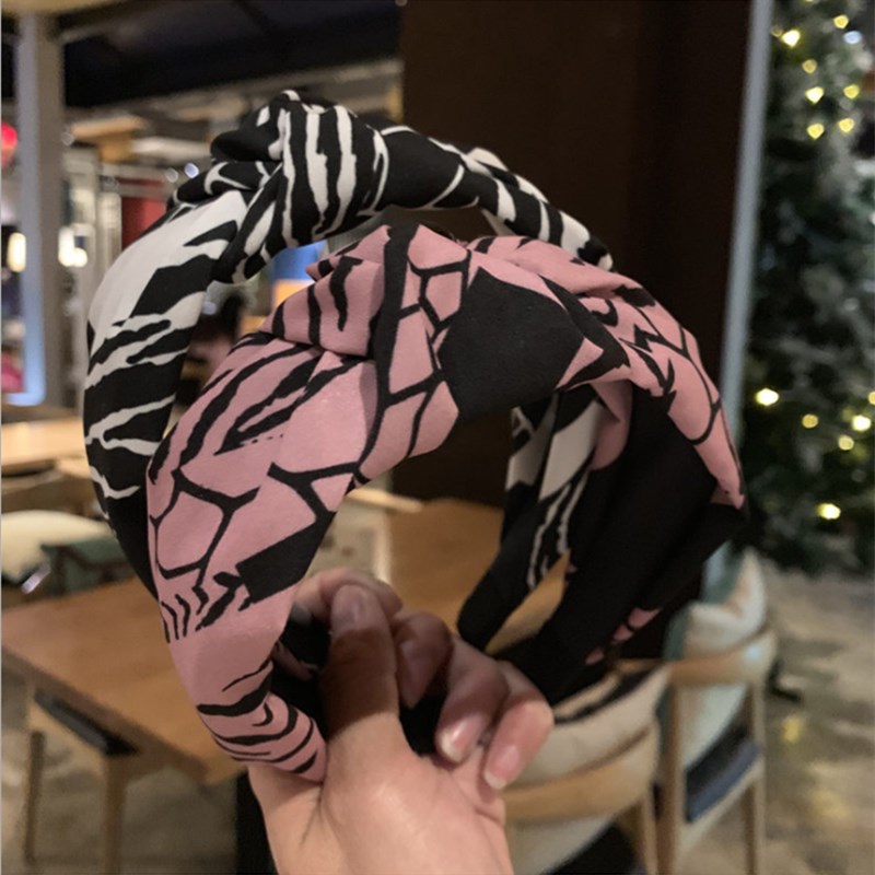New Fashion hair accessories women's striped middle knot wide-brimmed headband headband wild girl wash sports hair band Headwear
New Fashion hair accessories women's striped middle knot wide-brimmed headband headband wild girl wash sports hair band Headwear
