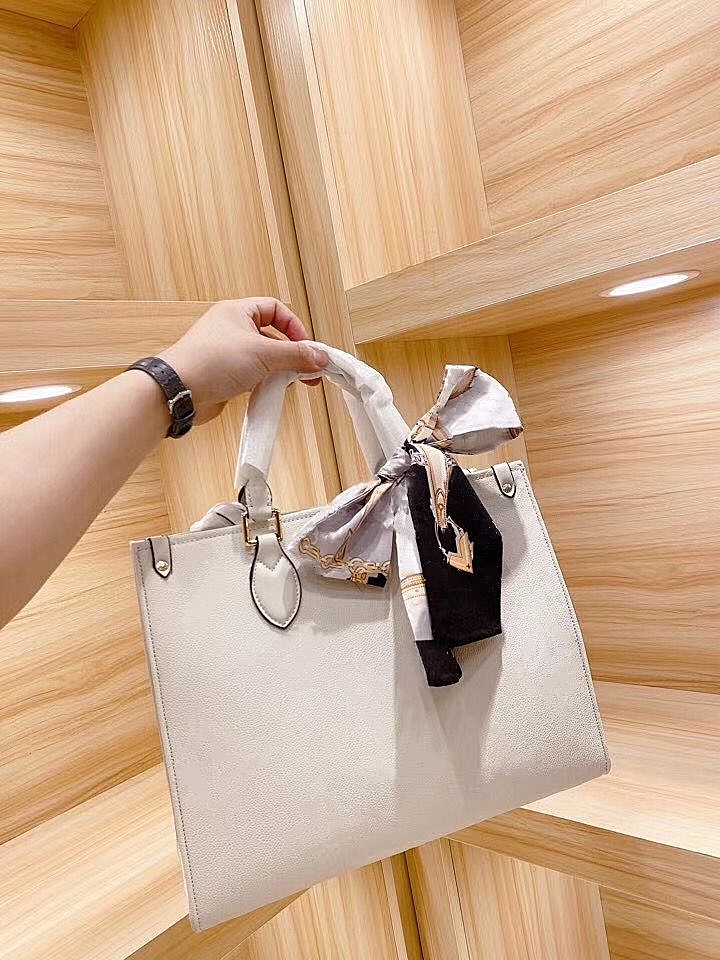 2020 Hot Women High Quality Leather Large Space Shopping Bags ONTHEGO Embossed Embossing Shoulder Bag Limited Edition Clutch Bag Travel Bag
2020 Hot Women High Quality Leather Large Space Shopping Bags ONTHEGO Embossed Embossing Shoulder Bag Limited Edition Clutch Bag Travel Bag