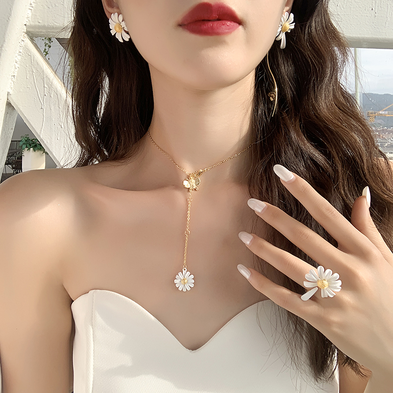 2020 Korean new design fashion jewelry elegant white daisy paint pendant alloy bee summer style female necklace
2020 Korean new design fashion jewelry elegant white daisy paint pendant alloy bee summer style female necklace