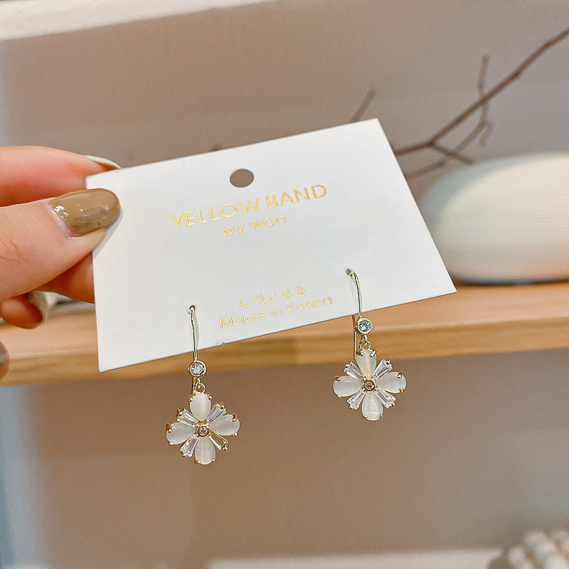 Korea Style Women Earring Rhinestones Cute Small Simple Snowflake Stone Drop Earrings for Girl Women Fashion Jewelry Accessories
Korea Style Women Earring Rhinestones Cute Small Simple Snowflake Stone Drop Earrings for Girl Women Fashion Jewelry Accessories