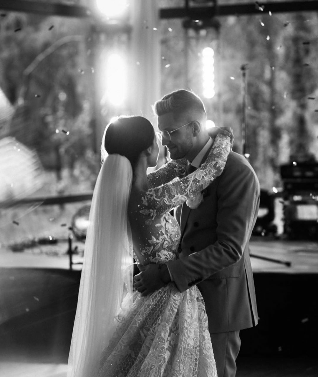 2021 Country Vintage Wedding Dresses Long Sleeves Sheer Neck Lace Appliqued Bridal Gowns Buttons Back vestido de novia