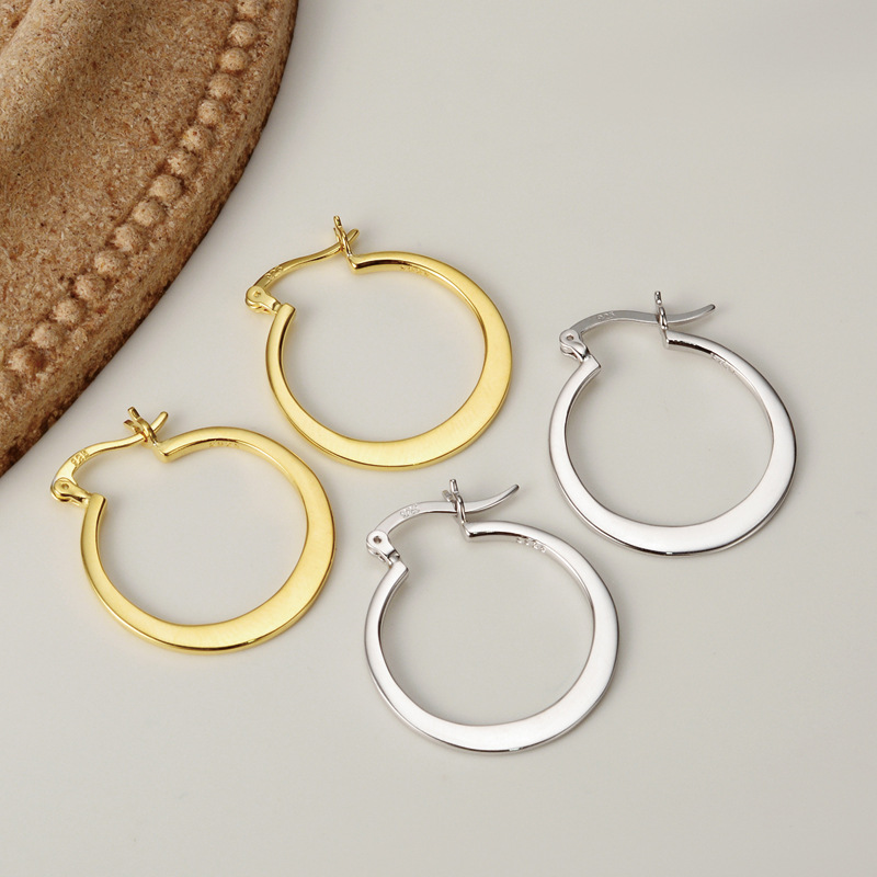 Women Hoop Earrings 925 Sterling Silver Classic Silver Jewelry Light Weight Girls Lady Statement Ears Flat Hoops Earring Gifts
Women Hoop Earrings 925 Sterling Silver Classic Silver Jewelry Light Weight Girls Lady Statement Ears Flat Hoops Earring Gifts