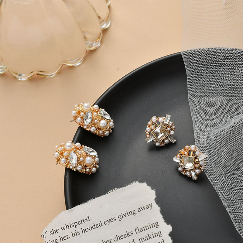 Korea Style New Rhinestones Geometric Metal Imitation Pearl Simple Cute Stud Earrings for Women Fashion Jewelry Accessories
Korea Style New Rhinestones Geometric Metal Imitation Pearl Simple Cute Stud Earrings for Women Fashion Jewelry Accessories
