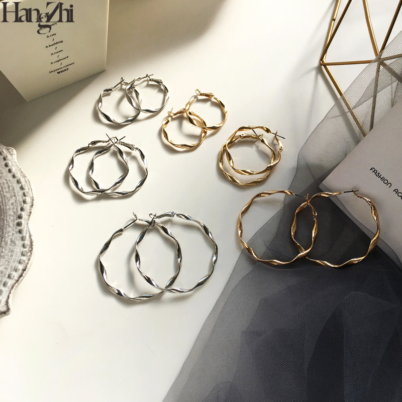 HANGZHI 2020 New Personality Geometric Round C Shape Texture Alloy Metal Hoop Earrings Circle Punk for Woman Girls Jewelry Gift
HANGZHI 2020 New Personality Geometric Round C Shape Texture Alloy Metal Hoop Earrings Circle Punk for Woman Girls Jewelry Gift