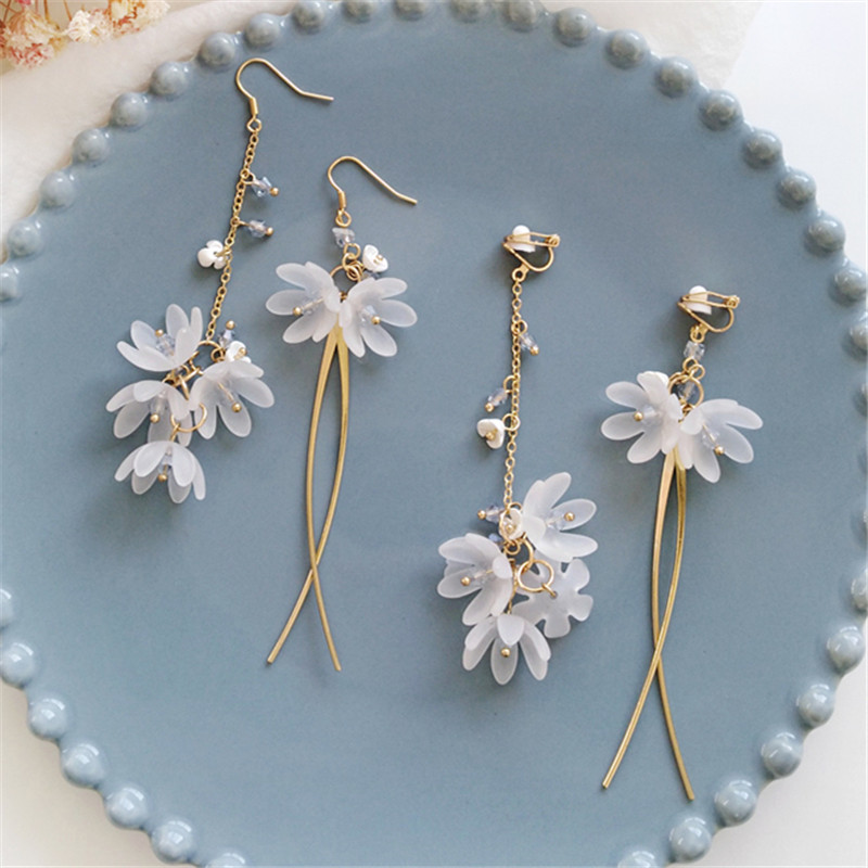 Fashion Acrylic glass pendant earrings White flowers Dangle Earrings creative asymmetric long tassels eardrop for woman
Fashion Acrylic glass pendant earrings White flowers Dangle Earrings creative asymmetric long tassels eardrop for woman