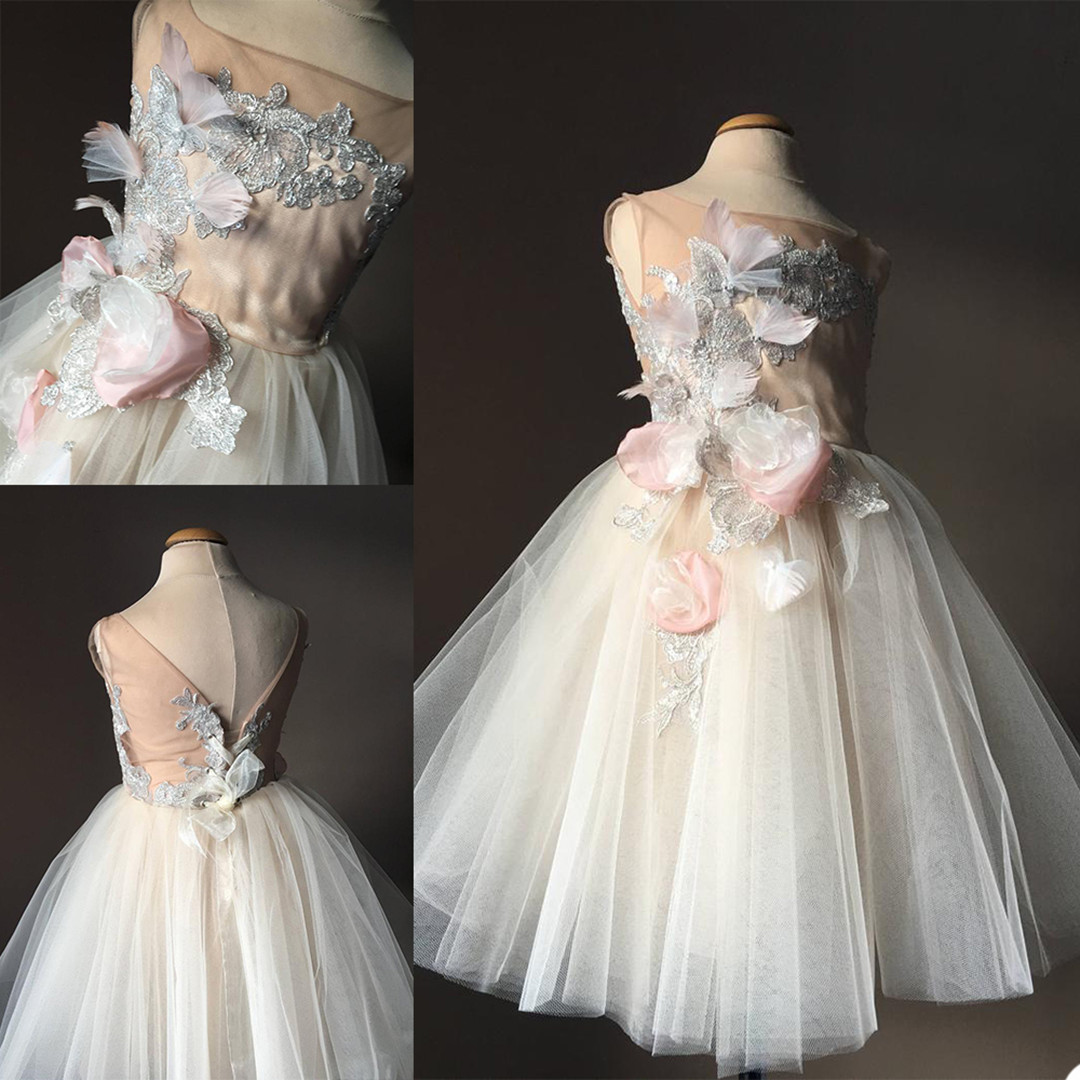 Flower Girls' Dresses 2020 Scoop Neck Appliques Lace Kids Formal Wear Custom Made Lace-up Back Floor Length First Communion Gowns, Red
Flower Girls' Dresses 2020 Scoop Neck Appliques Lace Kids Formal Wear Custom Made Lace-up Back Floor Length First Communion Gowns, Red