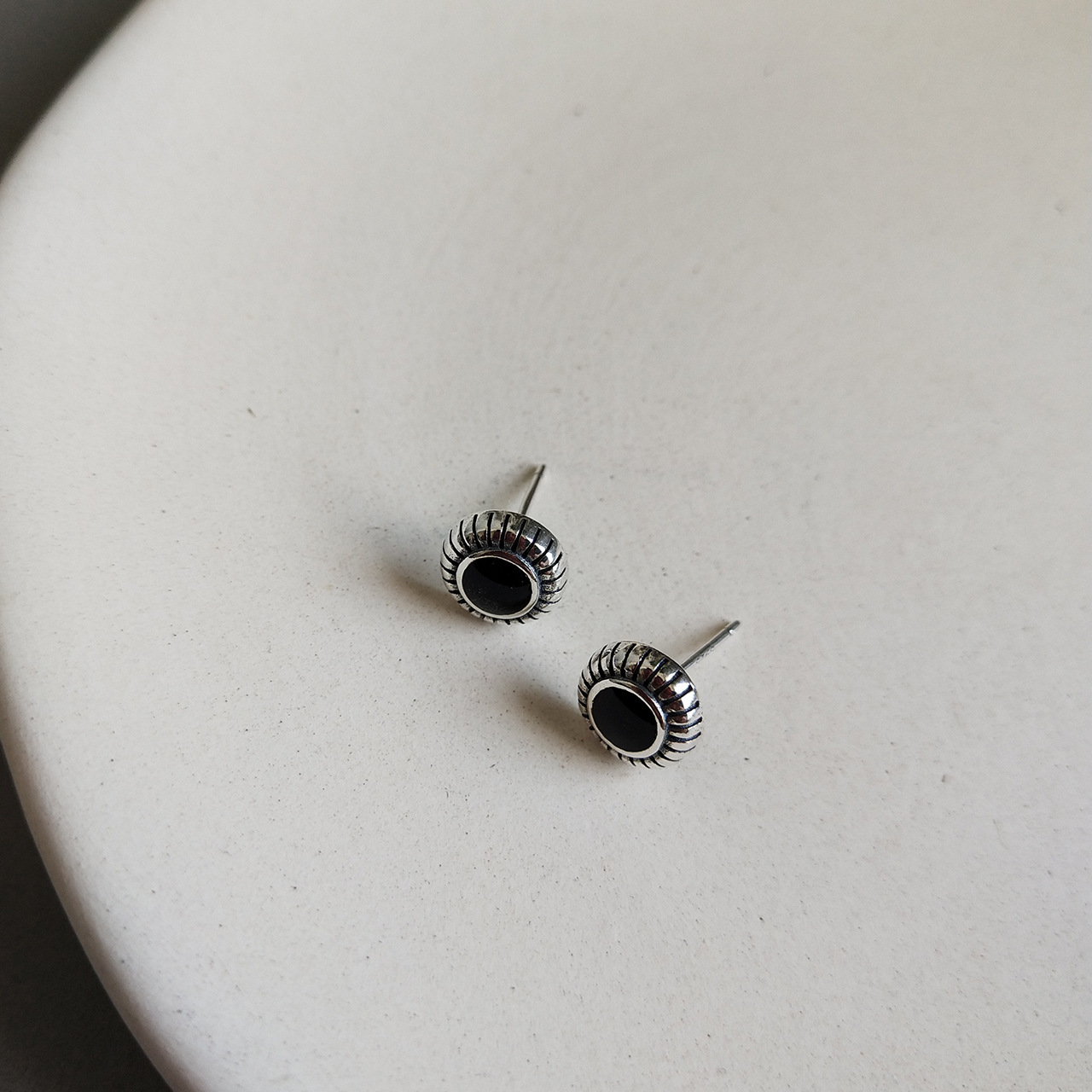 Vintage style 925 sterling silver stud handmade earrings American European antique silver designer stud earrings with black enamal for women