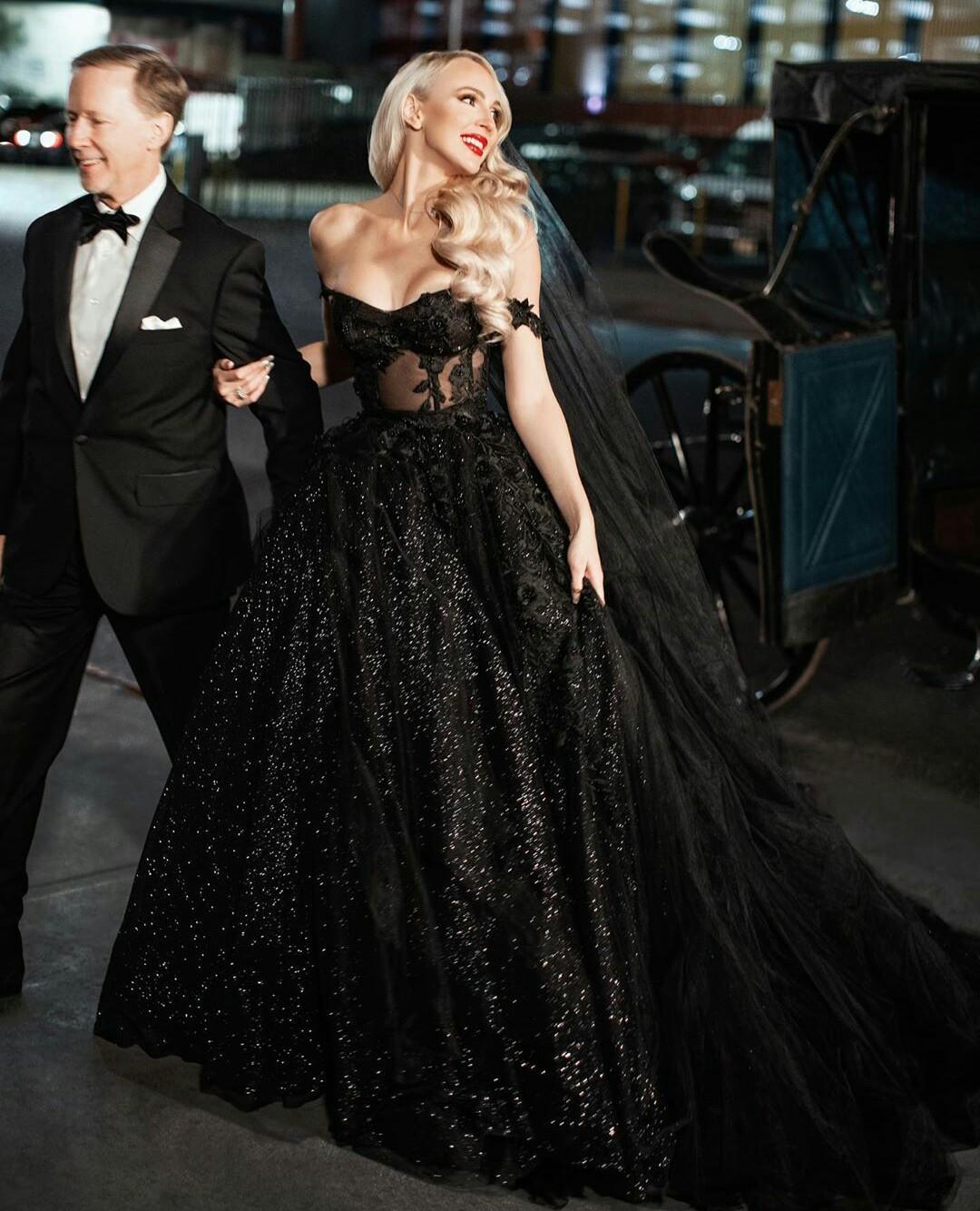Black Sparkly Ball Gown Wedding Dress Off Shoulder Lace Appliques Sequins Bridal Gowns Sweep Train Wedding robes de mariée, White
Black Sparkly Ball Gown Wedding Dress Off Shoulder Lace Appliques Sequins Bridal Gowns Sweep Train Wedding robes de mariée, White