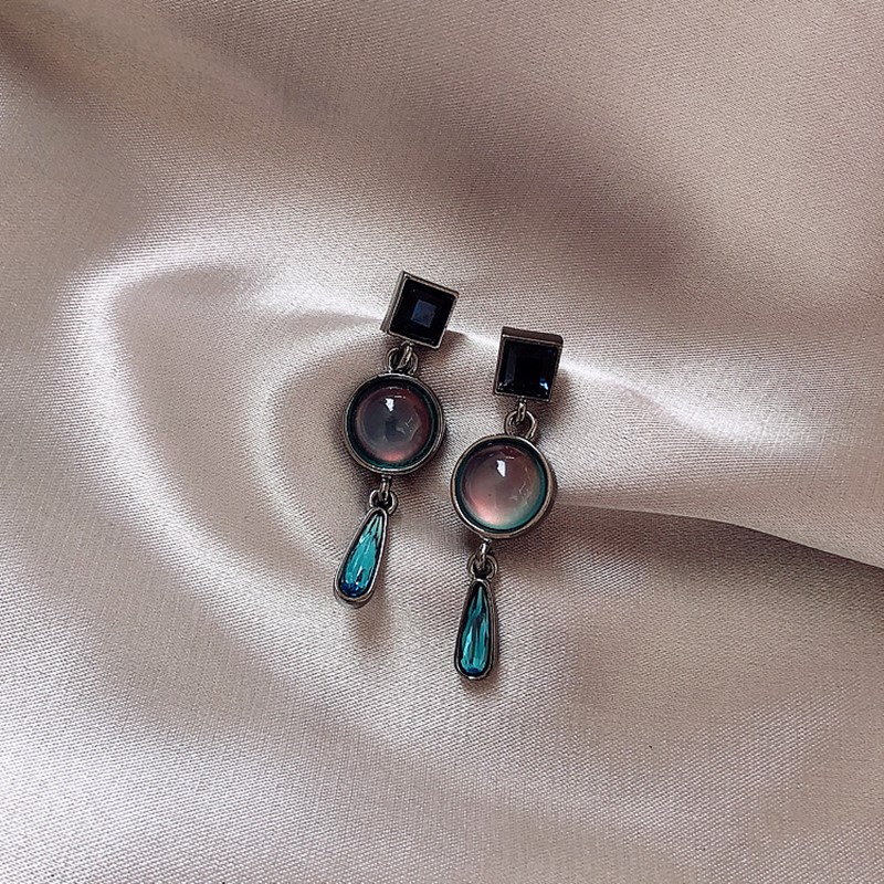 Dominated Vintage style Resin Water Drop design earrings contracted temperament Women Korean Drop earrings new
Dominated Vintage style Resin Water Drop design earrings contracted temperament Women Korean Drop earrings new