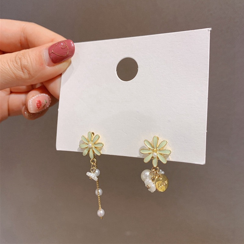 2020 New Korea Style Women Daisy Tassel Flowers Asymmetry Cute Simple Trend Drop Earrings for Girl Fashion Jewelry Accessories
2020 New Korea Style Women Daisy Tassel Flowers Asymmetry Cute Simple Trend Drop Earrings for Girl Fashion Jewelry Accessories