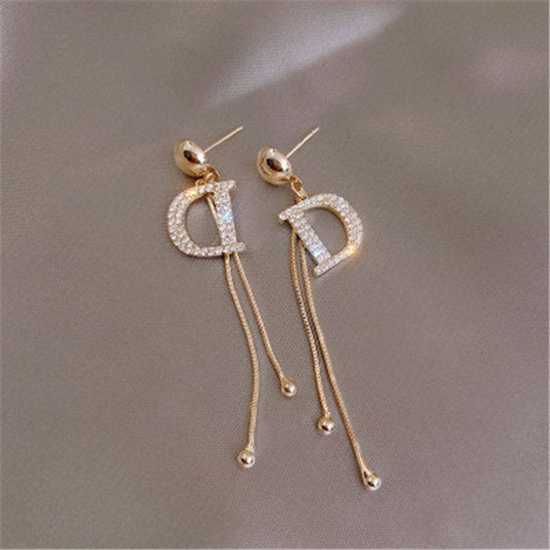 Big Brand High Quality Lady Inlaid D Letter Long Tassel Earrings Simple Wild Earrings Silver Needle pendientes S038
Big Brand High Quality Lady Inlaid D Letter Long Tassel Earrings Simple Wild Earrings Silver Needle pendientes S038