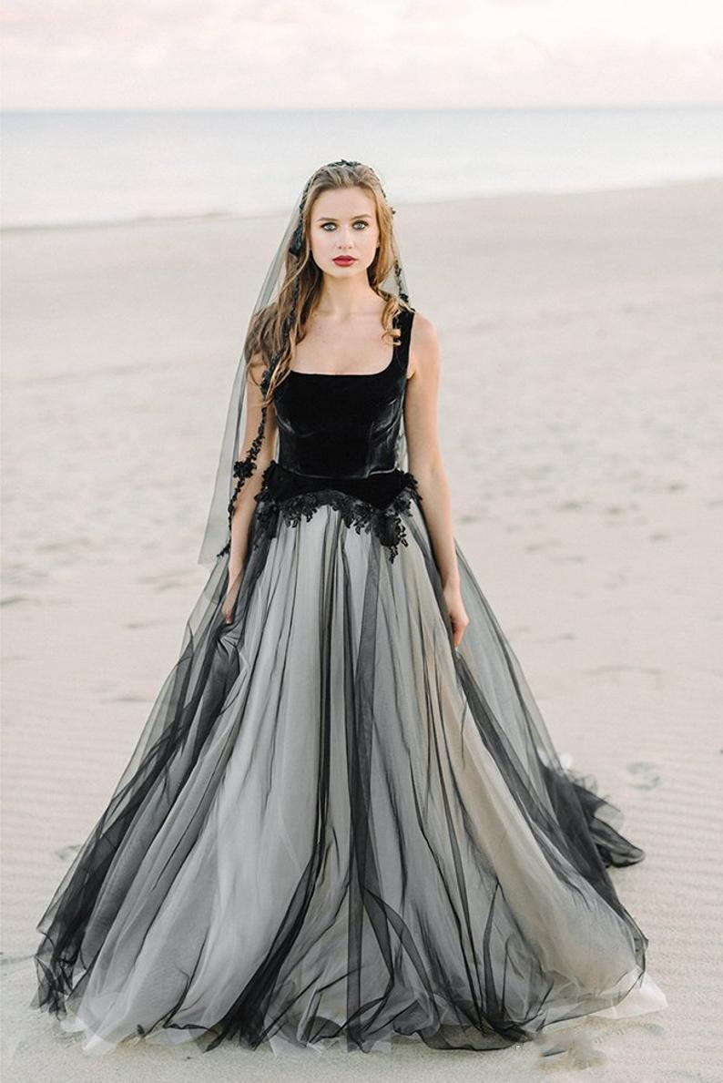 2021 Vintage Gothic Black Wedding Dresses Bridal Gowns A Line Sexy Open Back Appliques Lace Beaded Spring Autumn Winter Black And White Bride Dress St
