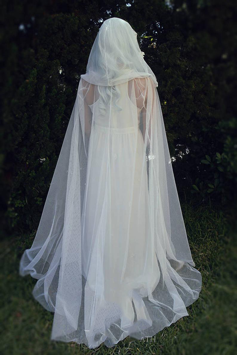 Wraps & Jackets Cheap Bridal Manteau White Tulle with Lace Appliqued Sweep Length Bridal Special Party Banquet Wrap Wedding Bride Cape