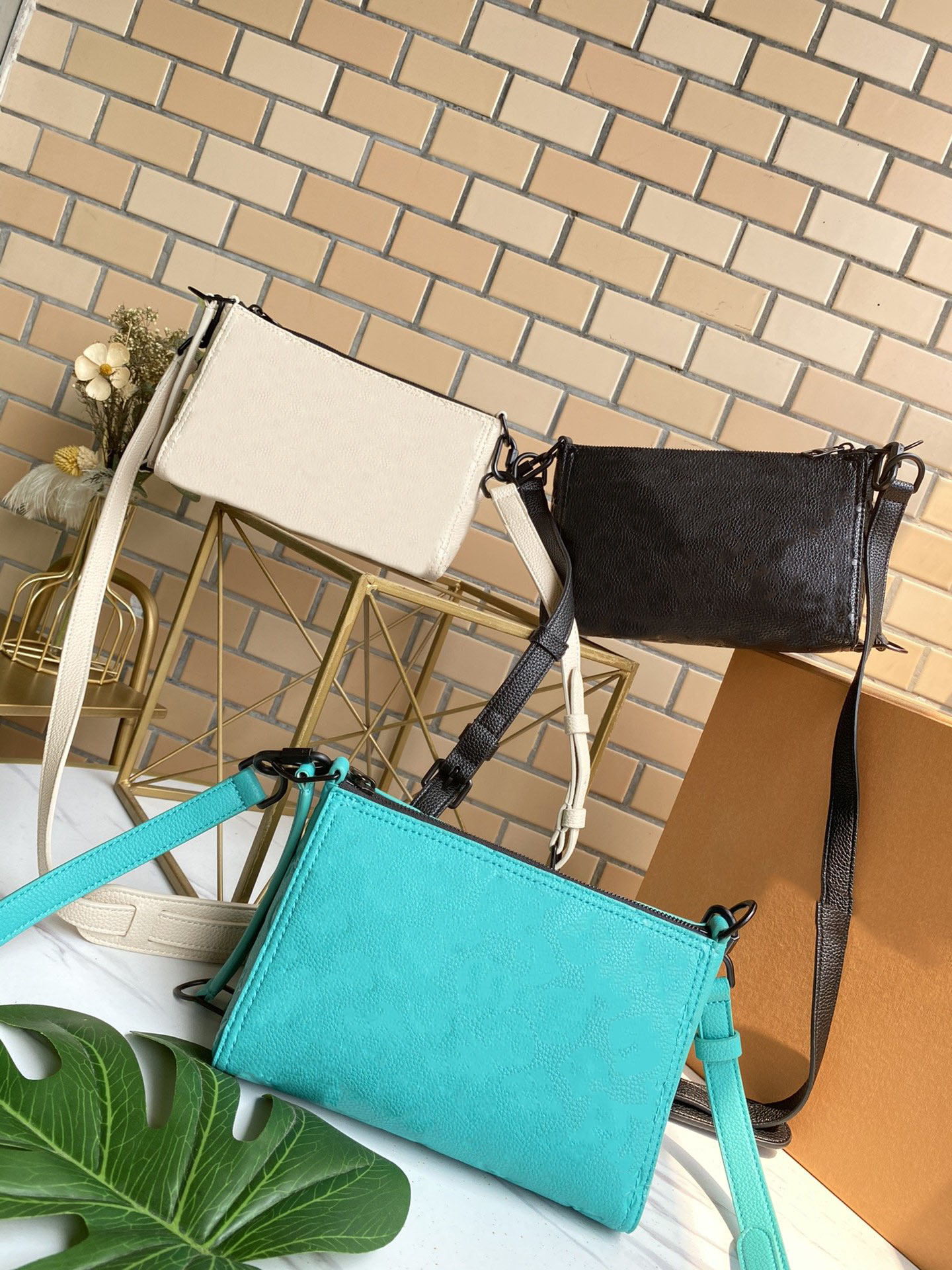 Triangle bag 878 The shoulder strap is adjustable Stylish casual and convenient for carrying a single shoulder bag with a diagonal span, Green
Triangle bag 878 The shoulder strap is adjustable Stylish casual and convenient for carrying a single shoulder bag with a diagonal span, Green