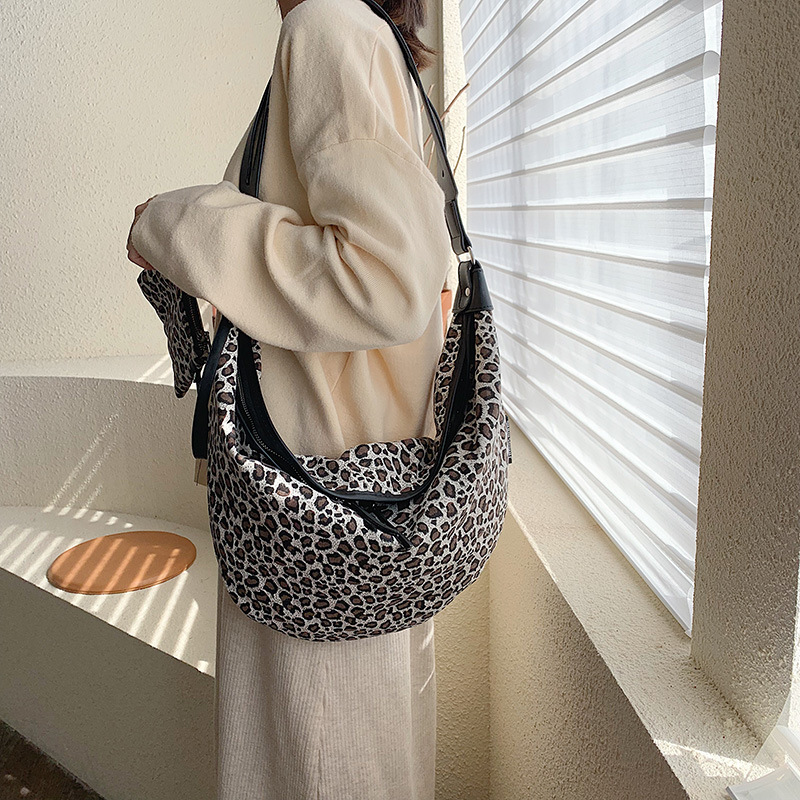 Bag Female 2020 New Autumn and Winter Fashion Leopard Shoulder Bag Korean Casual Western Style tote, Khaki
Bag Female 2020 New Autumn and Winter Fashion Leopard Shoulder Bag Korean Casual Western Style tote, Khaki