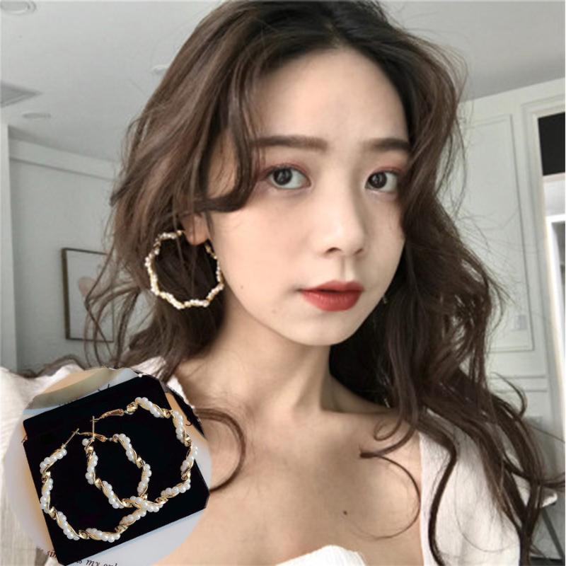 Korean Round Oversize Imitation Pearl Hoop Earrings Twist Wind Big Circle Earrings for Women Wedding Party Fashion Jewelry
Korean Round Oversize Imitation Pearl Hoop Earrings Twist Wind Big Circle Earrings for Women Wedding Party Fashion Jewelry