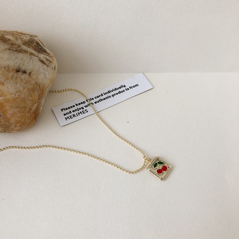 Kpop Sweet Cherry Shaped Pendant Aesthetic Necklace Handmade Golden Alloy Clavicle Chain Fashion Dating Necklace friends jewelry
Kpop Sweet Cherry Shaped Pendant Aesthetic Necklace Handmade Golden Alloy Clavicle Chain Fashion Dating Necklace friends jewelry