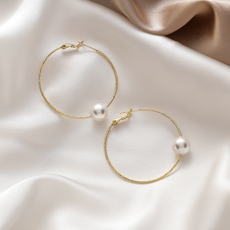 Minimalist Simulated Pearl Hollow Out Metal Big Earrings Gold Color Alloy Hoop Earrings for Women Statement Party Jewelry Gift
Minimalist Simulated Pearl Hollow Out Metal Big Earrings Gold Color Alloy Hoop Earrings for Women Statement Party Jewelry Gift