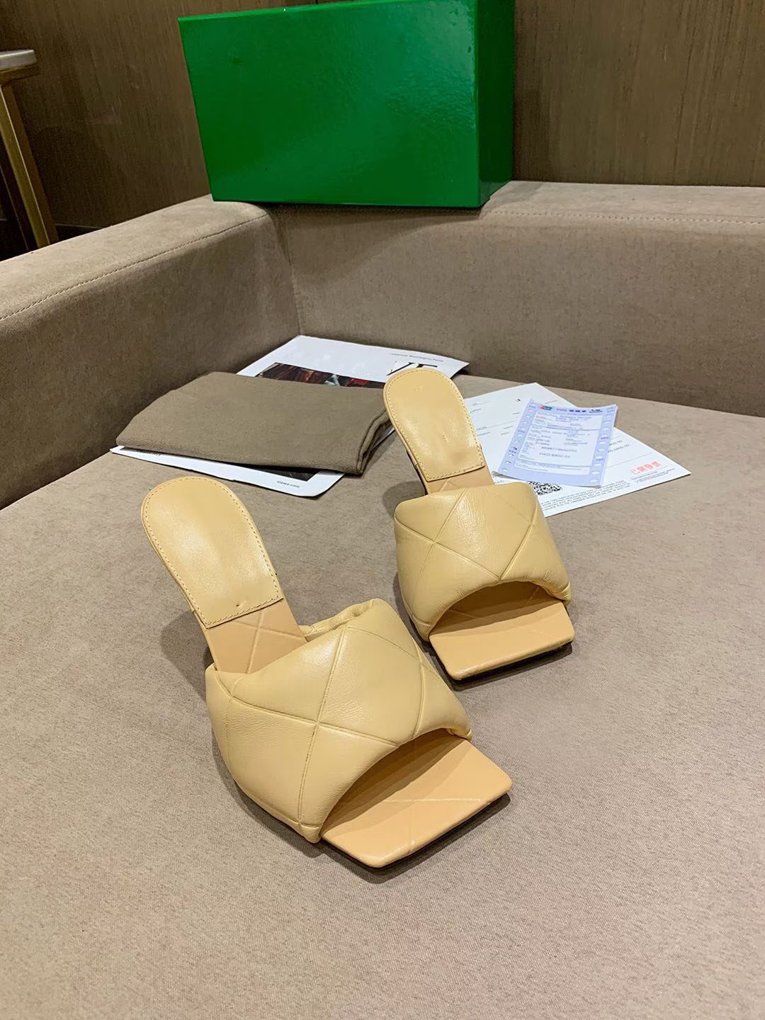 2021 latest leather slippers, matte leather women's shoes square mouth, peep toe women's high heel slippers, heel height 10cm, size 35-42, Black
2021 latest leather slippers, matte leather women's shoes square mouth, peep toe women's high heel slippers, heel height 10cm, size 35-42, Black