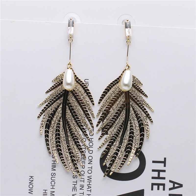 2020 Hot Sale Elegant Jewelry Metal Leaf Metal drop Earrings White Crystal Pearl Earrings Statement earring for woman
2020 Hot Sale Elegant Jewelry Metal Leaf Metal drop Earrings White Crystal Pearl Earrings Statement earring for woman