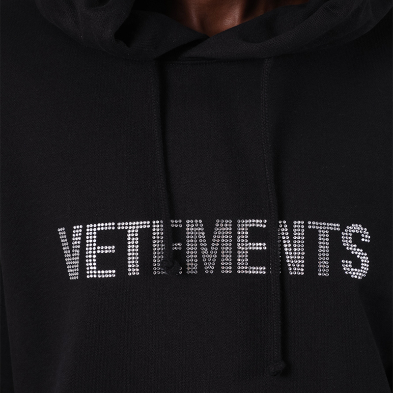 Vetements Rhinestone Logo Oversized Hoodie Black VTM Hooded Sweatshirts Casual Hoody Pullovers Harajuku Men Women Hip Hop Streetwear
Vetements Rhinestone Logo Oversized Hoodie Black VTM Hooded Sweatshirts Casual Hoody Pullovers Harajuku Men Women Hip Hop Streetwear