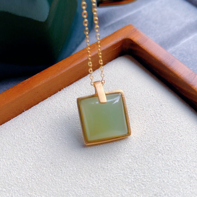 Pendant Necklaces Square Senior Necklace Inlaid Green Semi-Precious Stone Female Classic Simple Gift S925
Pendant Necklaces Square Senior Necklace Inlaid Green Semi-Precious Stone Female Classic Simple Gift S925