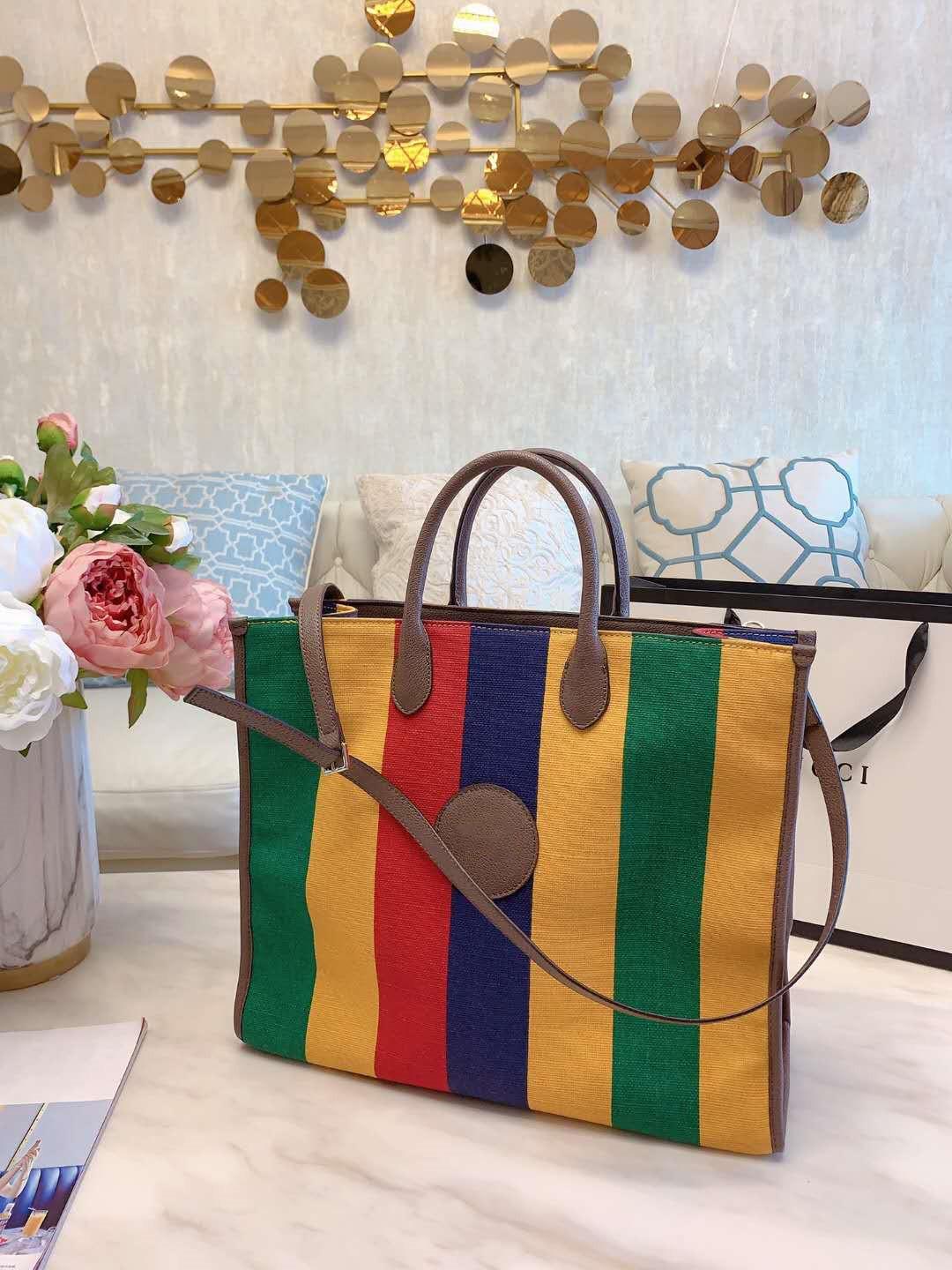 2020 new product, exquisite production, classic fashion combination of wide stripe canvas fashion shopping bag handbag.
2020 new product, exquisite production, classic fashion combination of wide stripe canvas fashion shopping bag handbag.