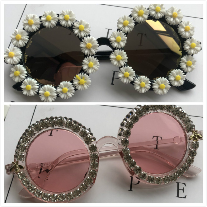 2pcs/lot Handmade Diamond Women Sunglasses Round Shades Flower Design Eyewear Mirror Lens Sun Glasses Trendy Pink Sunglass
2pcs/lot Handmade Diamond Women Sunglasses Round Shades Flower Design Eyewear Mirror Lens Sun Glasses Trendy Pink Sunglass