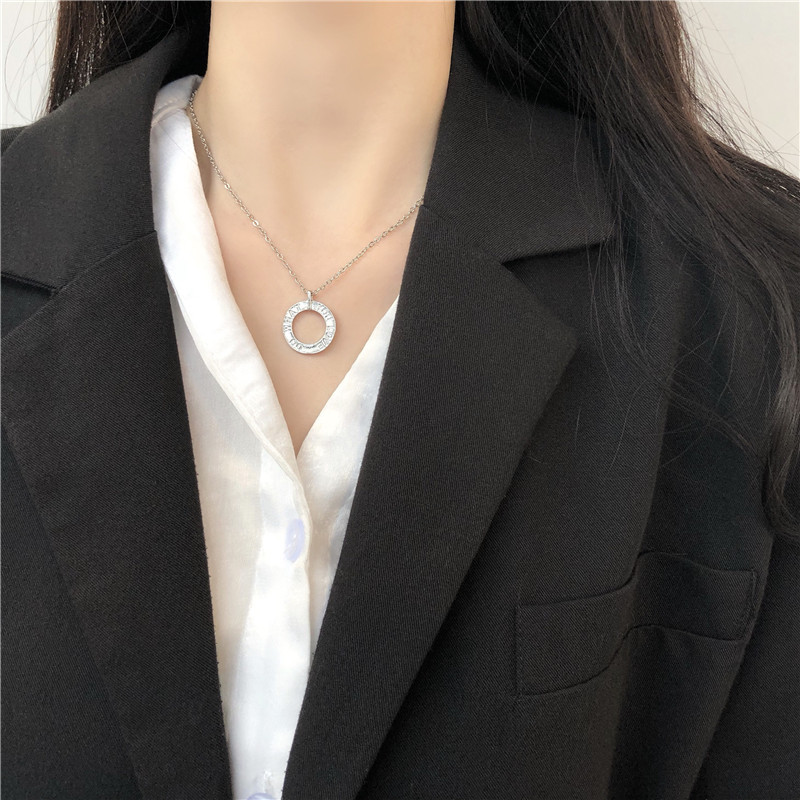 English Letter Circle Necklace For Female Simple Temperament Niche Focus Choker Women Pendant Necklaces Jewelry Gift
English Letter Circle Necklace For Female Simple Temperament Niche Focus Choker Women Pendant Necklaces Jewelry Gift