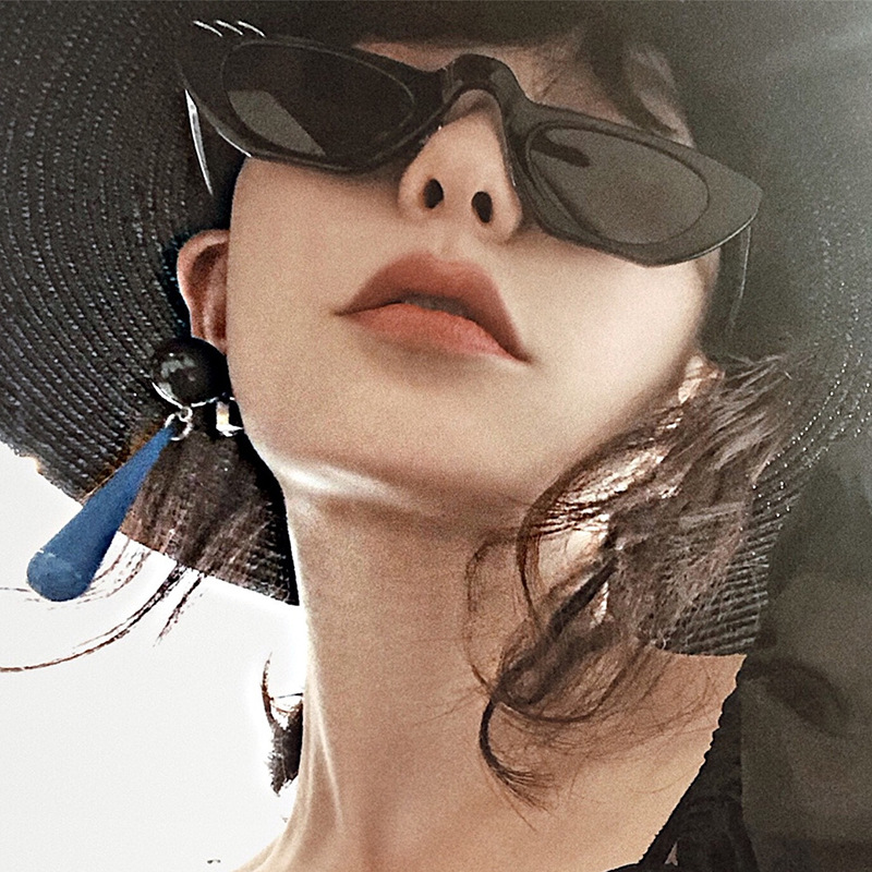 2020 New Vintage Cat Eye Rectangle Sunglasses Women Brand Designer Small Frame Sun Glasses Retro Black Eyewear zonnebril dames
2020 New Vintage Cat Eye Rectangle Sunglasses Women Brand Designer Small Frame Sun Glasses Retro Black Eyewear zonnebril dames