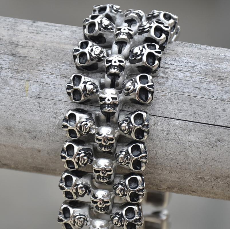 Stainless steel personality skull bracelet men titanium steel skull jewelry GABOR NAGY jewelry lovers the best gift
Stainless steel personality skull bracelet men titanium steel skull jewelry GABOR NAGY jewelry lovers the best gift