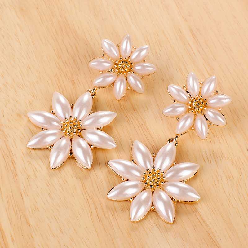 AMORCOME Simple Simulated Pearl Flower Petal Earrings Big Double Flowers Stud Earrings For Women Bride Wedding Jewelry Oorbellen
AMORCOME Simple Simulated Pearl Flower Petal Earrings Big Double Flowers Stud Earrings For Women Bride Wedding Jewelry Oorbellen