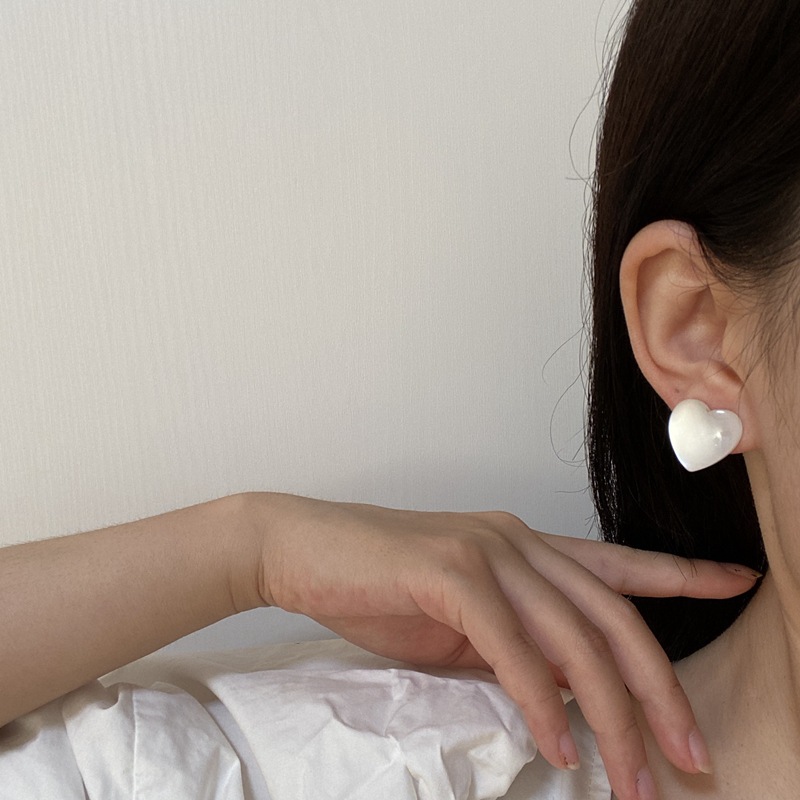 2020 New Korean Simple Aesthetic White Acrylic Love Heart Stud Earrings For Women Girl Egirl Party Accessories Jewellery Gift
2020 New Korean Simple Aesthetic White Acrylic Love Heart Stud Earrings For Women Girl Egirl Party Accessories Jewellery Gift