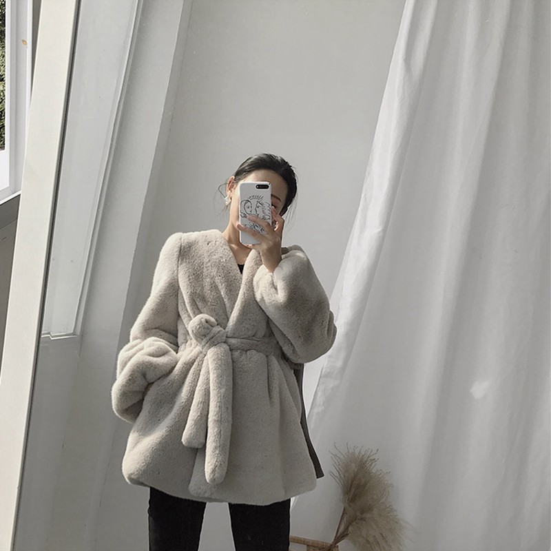 The autumn/winter 2020 Korean version of the new long imitation fur coat belted waist loose fur coat woman, Black
The autumn/winter 2020 Korean version of the new long imitation fur coat belted waist loose fur coat woman, Black