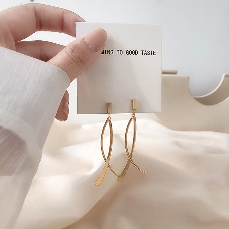 kpop Gold color long stud earrings for women geometric Korean style studs Simple statement Korean fashion Jewelry 2020 brincos
kpop Gold color long stud earrings for women geometric Korean style studs Simple statement Korean fashion Jewelry 2020 brincos