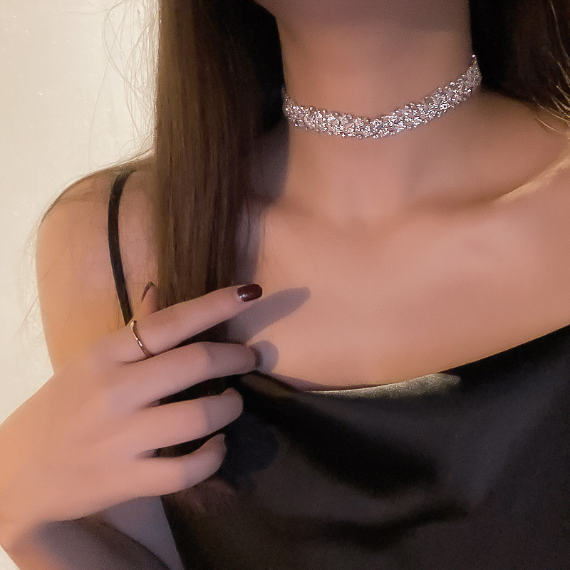 Geometry Shining Rhinestone Neck jewelry Women's short necklace Office Career Crystal Charming gift from Korea clavicle chain
Geometry Shining Rhinestone Neck jewelry Women's short necklace Office Career Crystal Charming gift from Korea clavicle chain