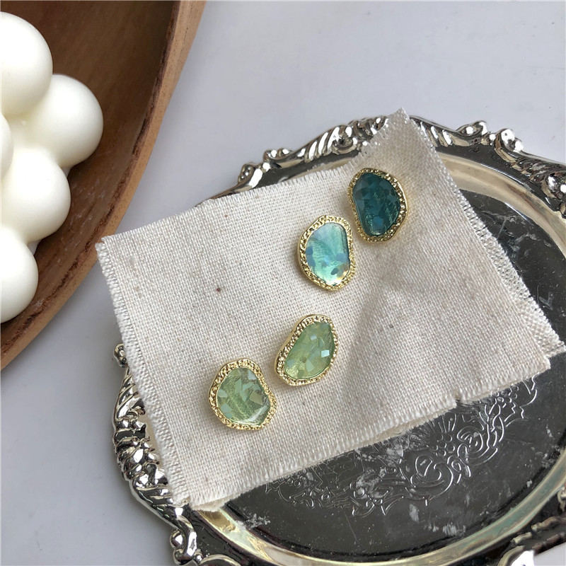 Blue alien shell earring Korean personality lakes color irregular small earrings women act the role ofing is tasted
Blue alien shell earring Korean personality lakes color irregular small earrings women act the role ofing is tasted