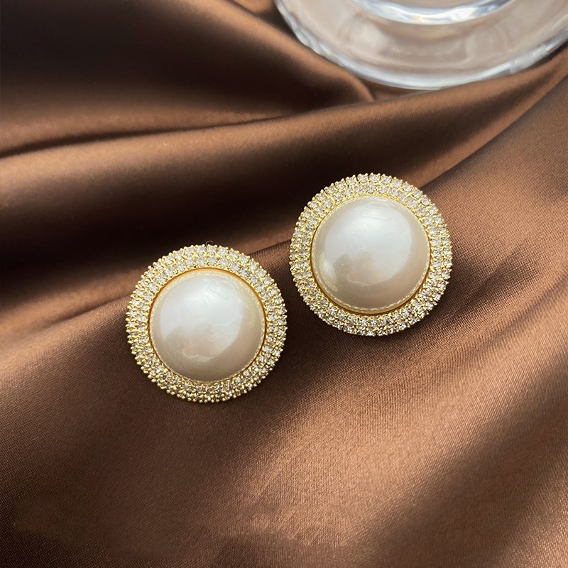 Korean new design fashion jewelry simple and elegant white pearl earrings Creativity crystal wedding party earrings for women
Korean new design fashion jewelry simple and elegant white pearl earrings Creativity crystal wedding party earrings for women